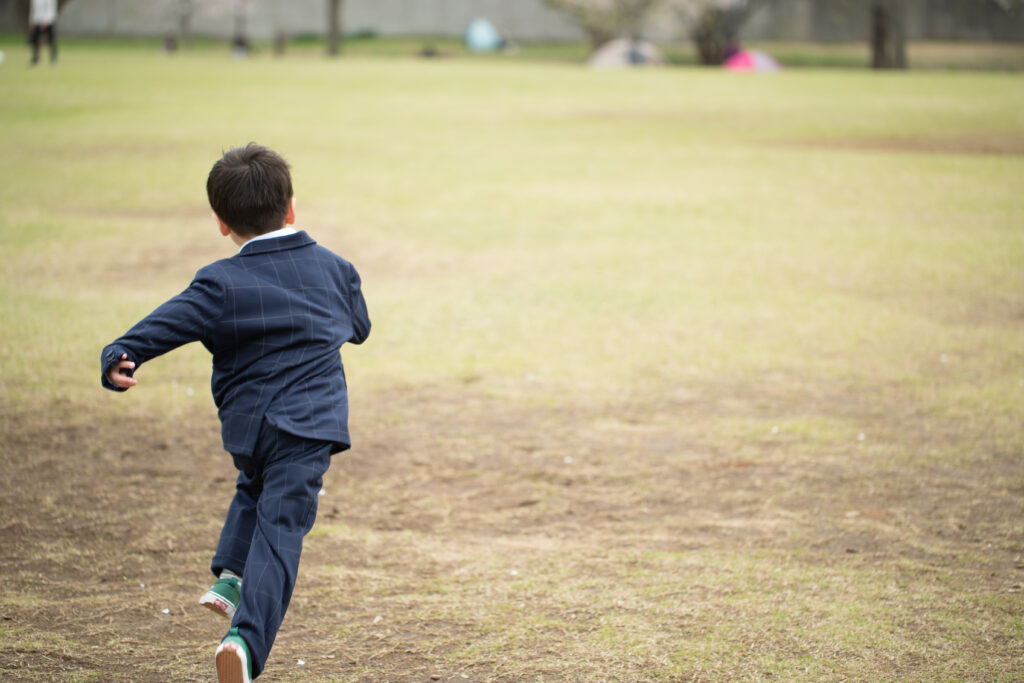 お子さまの躍動的な姿にも対応できるプロカメラマンが出張します